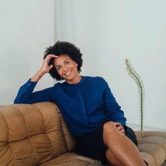 Wernetta Eberhardt sitzt auf einem Sofa