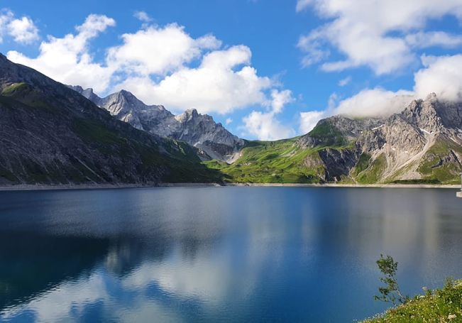 eindrucksvolles Panorame eines Bergsees unter strahlend blauem Himmel