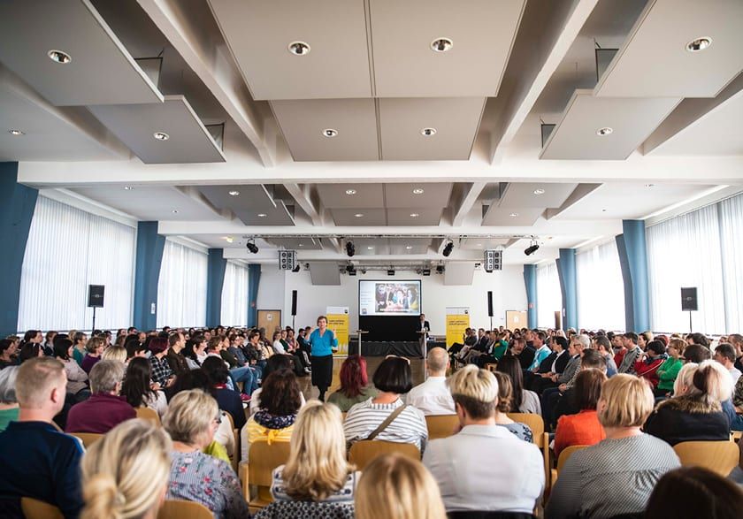 Barbara Guwak h&auml;lt einen gut besuchten Vortrag