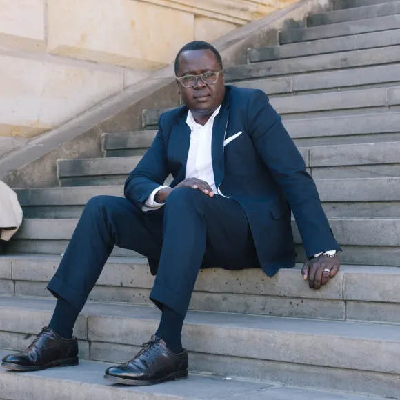 Zakaria Ibba Limane sitzt auf Stufen